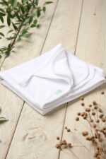 White linen blanket measuring 80 × 70 cm