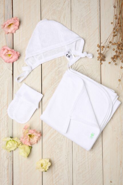 Linen newborn gift set with blanket, hat and mittens